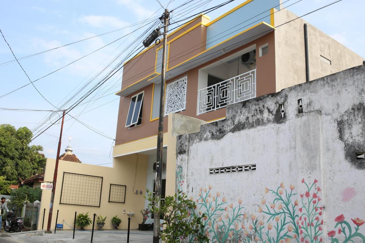 Reddoorz Syariah Near Suncity Mall Madiun Eksteriør billede